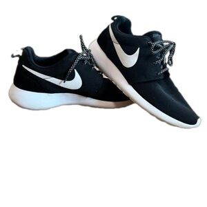 NIKE Women’s ROSHE ONE Shoes Size 8
